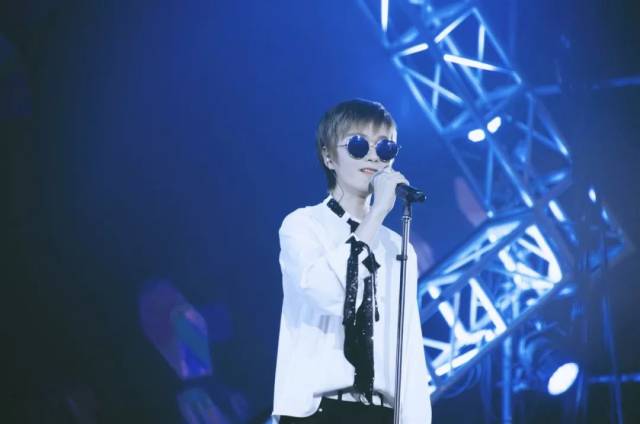 抖音神曲《琵琶行》男神奇然空降天津欢乐谷,