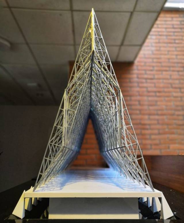 将三角桁架拼接成四面体单元,进而重复拼接形成整体框架; 3.进行贴面