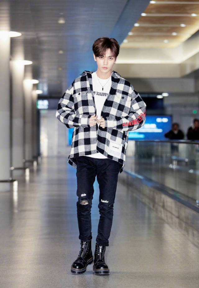 林彦俊现身机场,格子衬衫休闲风十足,戴上眼镜初显成熟男人魅力_手机