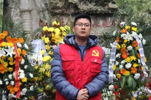 黄鹏甫要求全体党员干部牢记誓词,立足本职岗位,进一步弘扬烈士精神