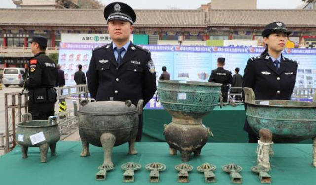新绛县公安局扫黑除恶暨打击文物犯罪专项行动成果宣传展,在龙兴广场