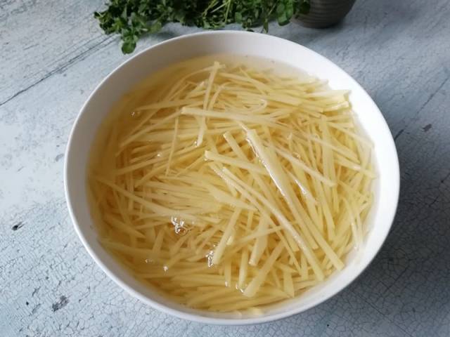 炒土豆丝秘诀有4点,根根分明不发黑,味道不比