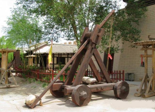 早在冷兵器时代,就有利用杠杆原理发射石质或者金属弹丸的"砲",而在