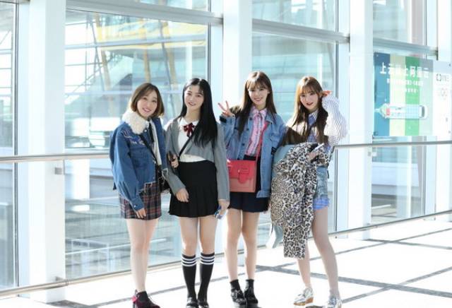 东方少女组合亮相上海时装周 甜酷少女尽显青春活力