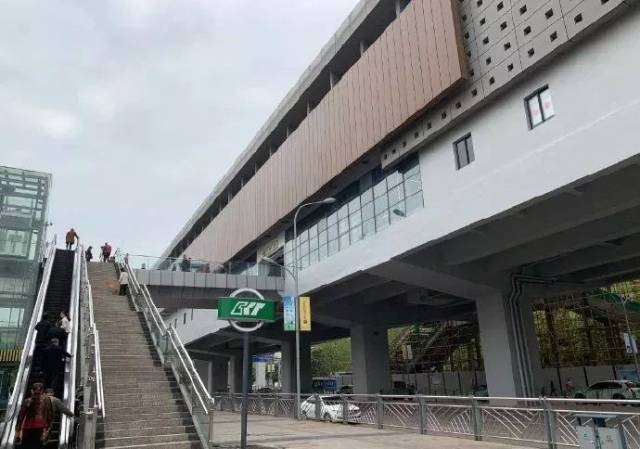鱼洞,鱼胡路轻轨站大升级,还将配上充电宝!这些改变你发现了吗?