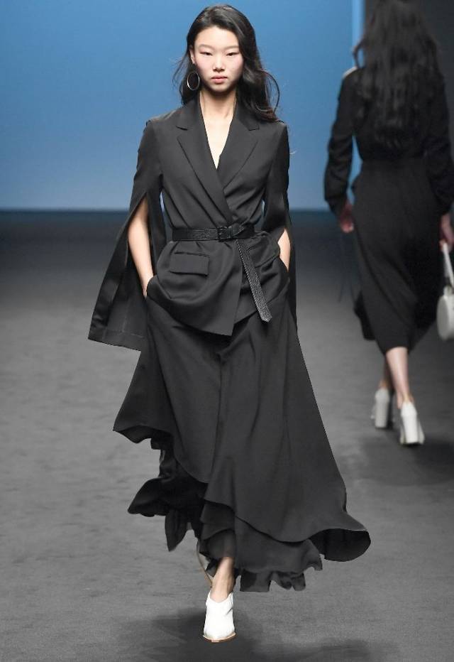 秀场上的黑 黑色西装是永恒的经典,简单的基础款式配上精良的面料