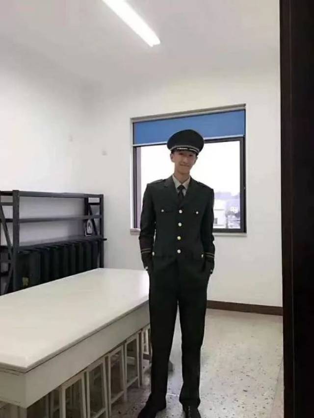 刘代旭的父亲曾是一名消防员,也许是受到父亲的影响,也许是保家卫国的