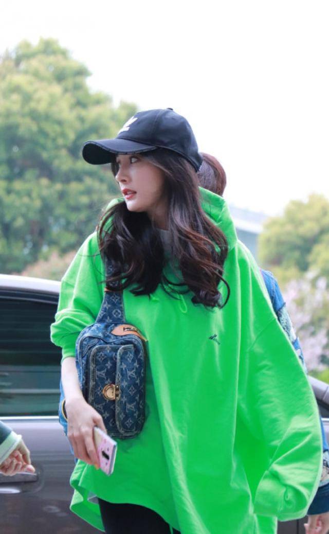 中韩女星荧光绿服饰大pk!杨幂和少女时代金泰妍谁的穿搭更美呢!