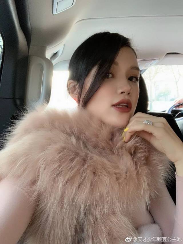 这位神仙白富美叫陈为池,她不仅人美气质佳,整个