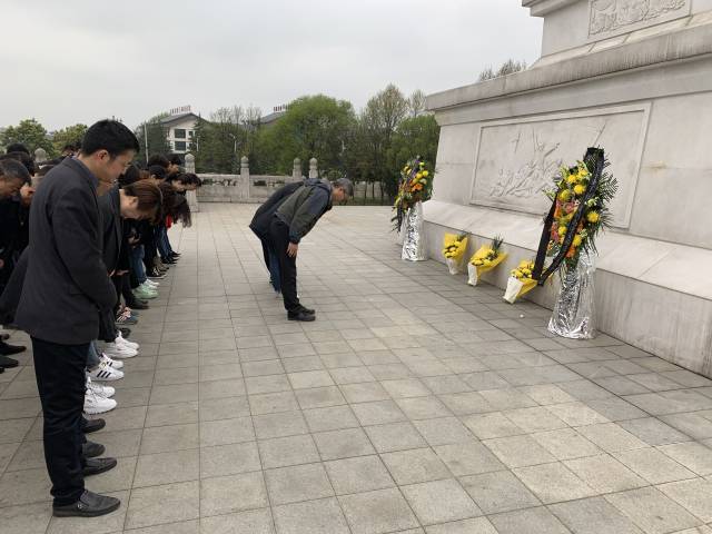 贵州安顺中心到烈士陵园缅怀革命先烈