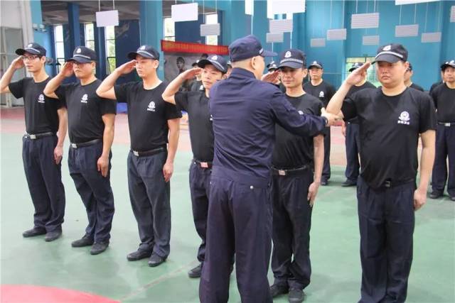 当天上午,镇委委员,公安分局局长罗志强,各村(居)警长,兼职教官,全镇