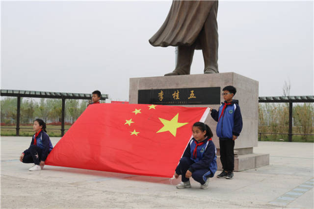 青山有幸埋忠骨,故土多情葬英雄,桂五小学的老师给大家讲述了李桂五