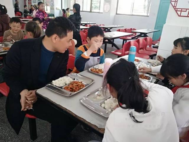 衢州新星小学校长梅建伟在食堂和孩子一起用餐.学校提供