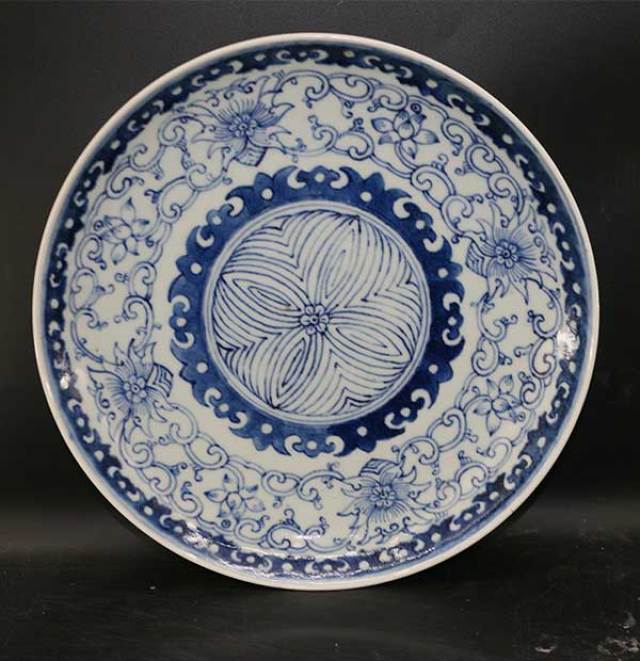 玄妙珍贵青花缠枝花卉纹盘