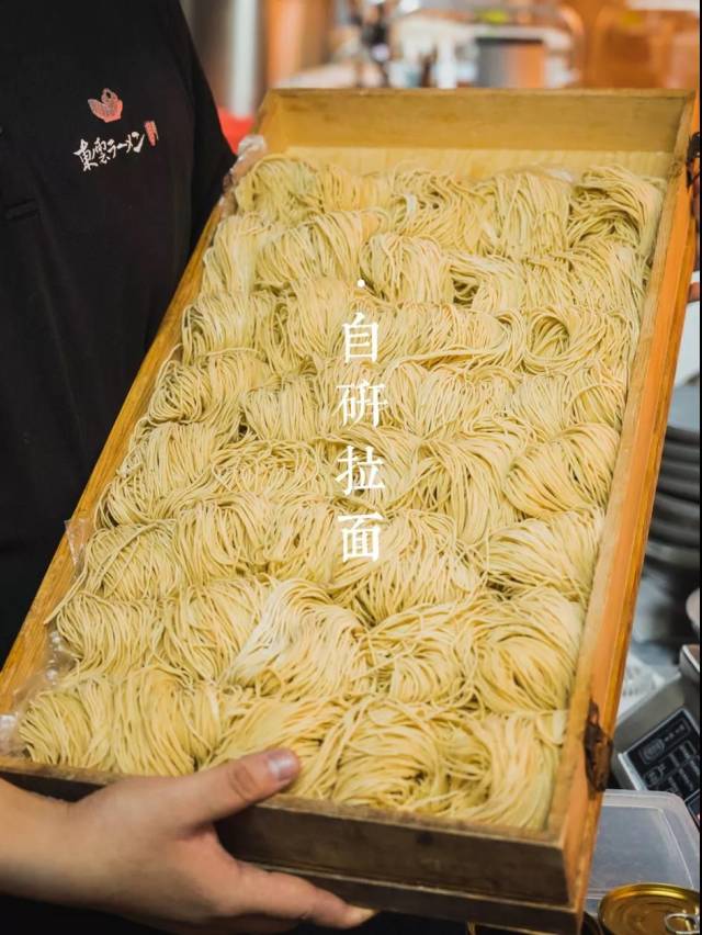 店裡的拉麵是老闆自家研究的配方,專門找制面廠製作的獨家麵條,每日