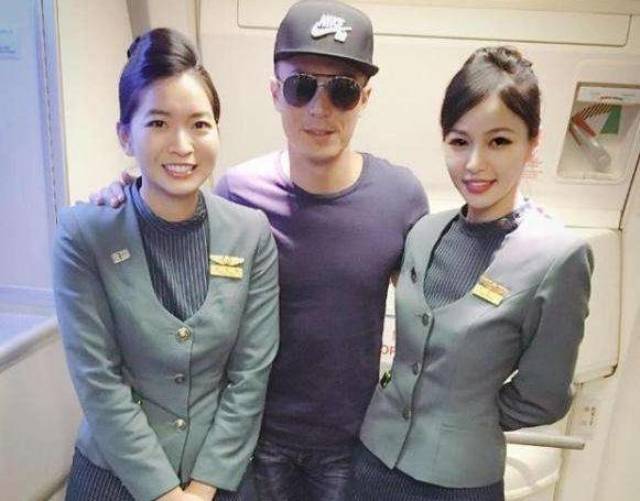 女明星和空姐的合影,赵丽颖辨识度高,而刘涛做