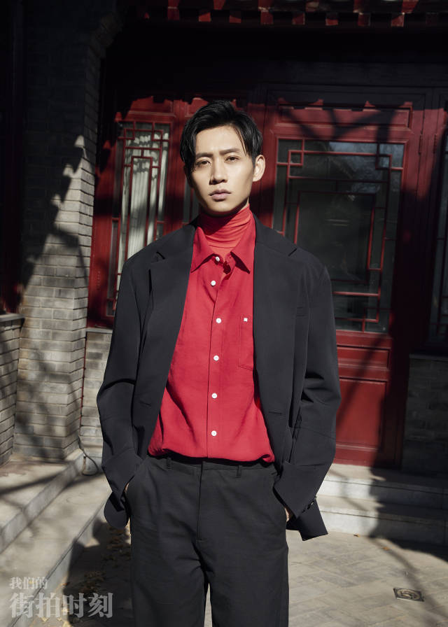 魏晨复古街拍诠释中国红 电影《深夜食堂》演绎温情故事