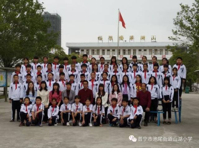 山湖小学2019届六年级毕业照