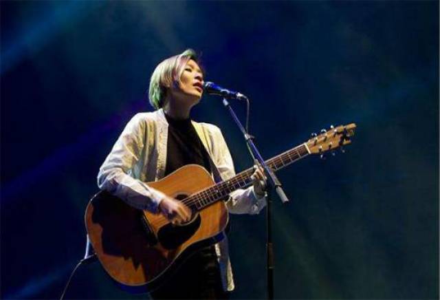 本名焦安溥,父亲是前海基会秘书长焦仁和,而她一直以笔名兼艺名"张悬"