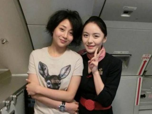 女明星和空姐的合影,赵丽颖辨识度高,而刘涛做