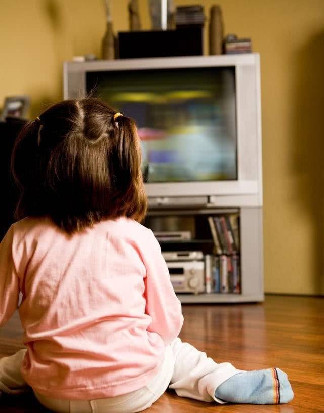 专家建议2岁前不给宝宝电视,是不是太极端?3个实操经验可借鉴