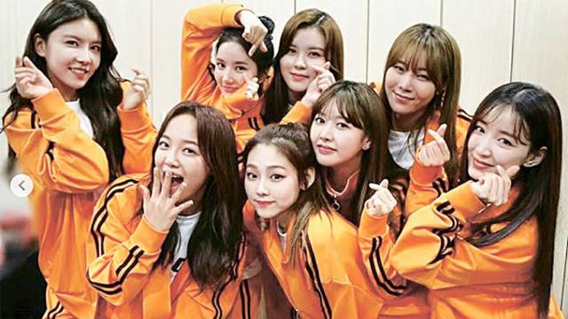 韩国女团gugudan 队长hana(右)为《falling down》主唱,吴启明赞她唱