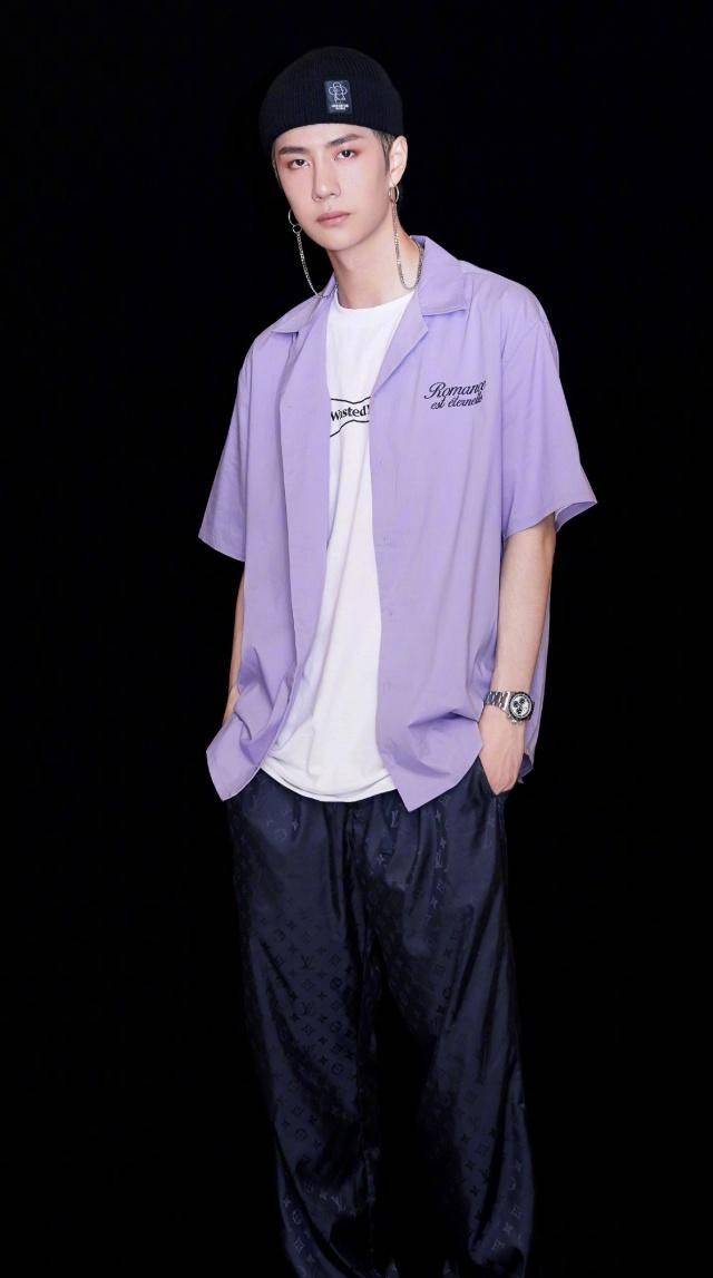 王一博蓝发配紫衣潮流时尚竟把项链挂在耳朵上可咸可甜