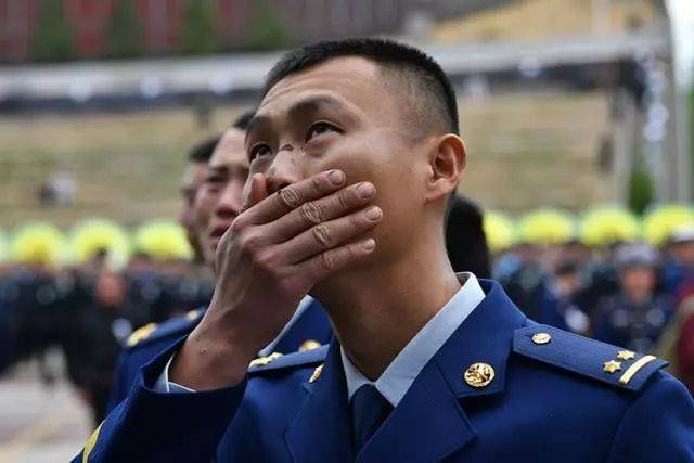 凉山救火英雄追悼会:英雄一路走好!