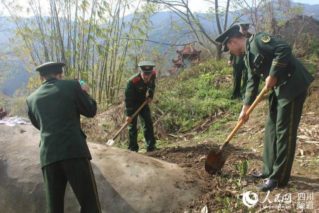 清明节,武警乐山支队官兵祭扫革命烈士陵园