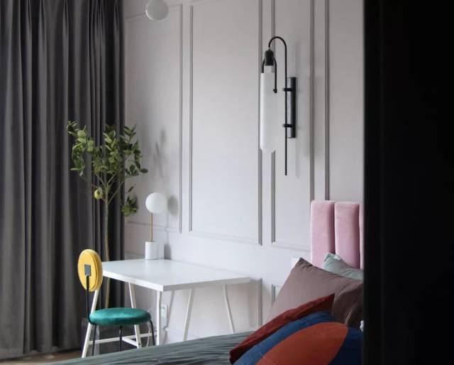 次卧的墙面是淡淡的紫灰色,实际效果其实要比照片更舒服.