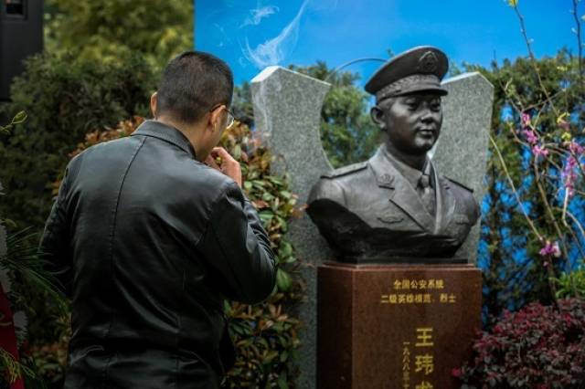 4月2日,合肥蜀山文化陵园,全国公安系统二级英模,烈士王玮龙的父亲站