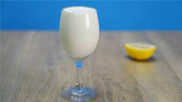 牛奶加柠檬会怎样?加了十几滴,牛奶变这样了