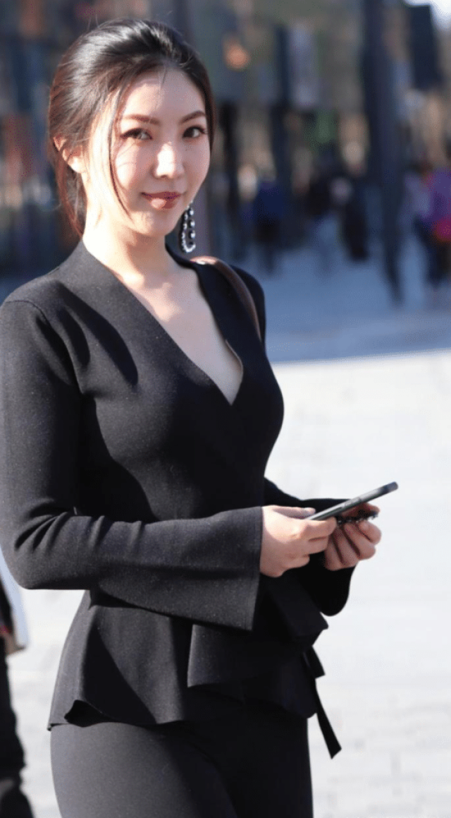 街拍:穿职业服装的少妇,更显成熟的魅力