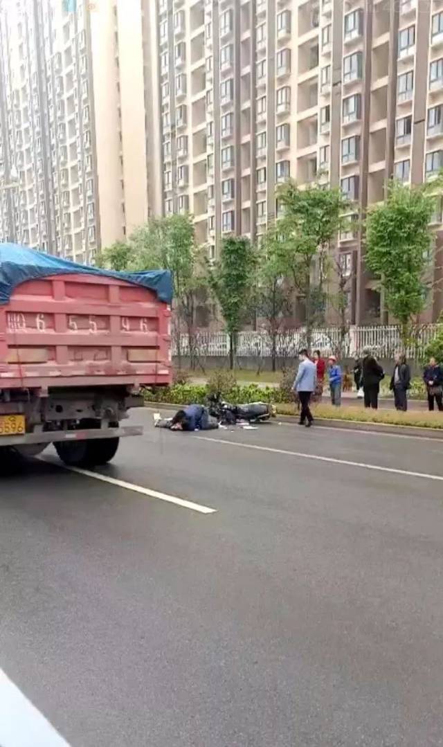 宜宾今早突发两起车祸,一小学生当场死亡!