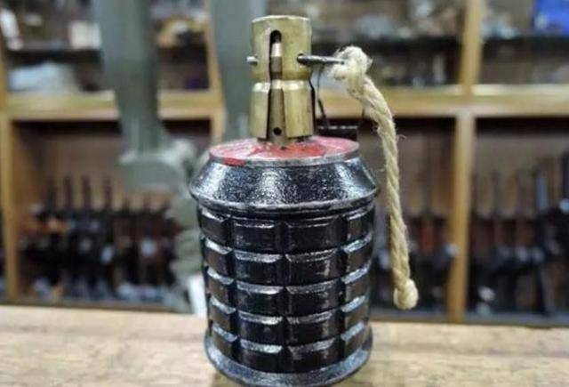 九七式手榴弹二战时期日本陆军使用的是十式破片手榴弹的改进版:九一