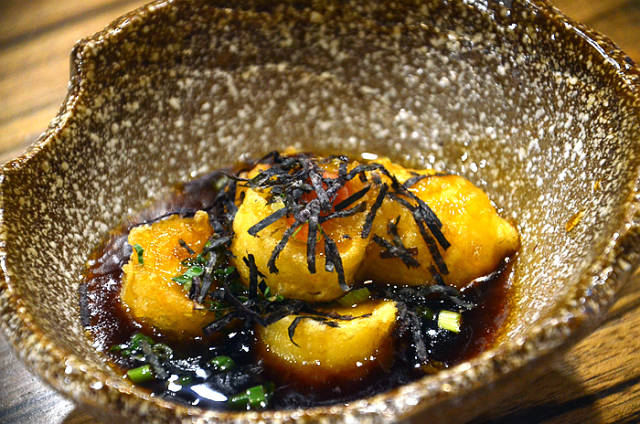 土佐豆腐,色泽金黄诱人,嫩而不散,整颗入口,回味无穷.