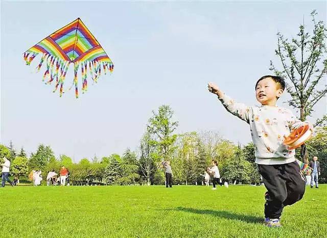 图片清明节市民祭祖踏青