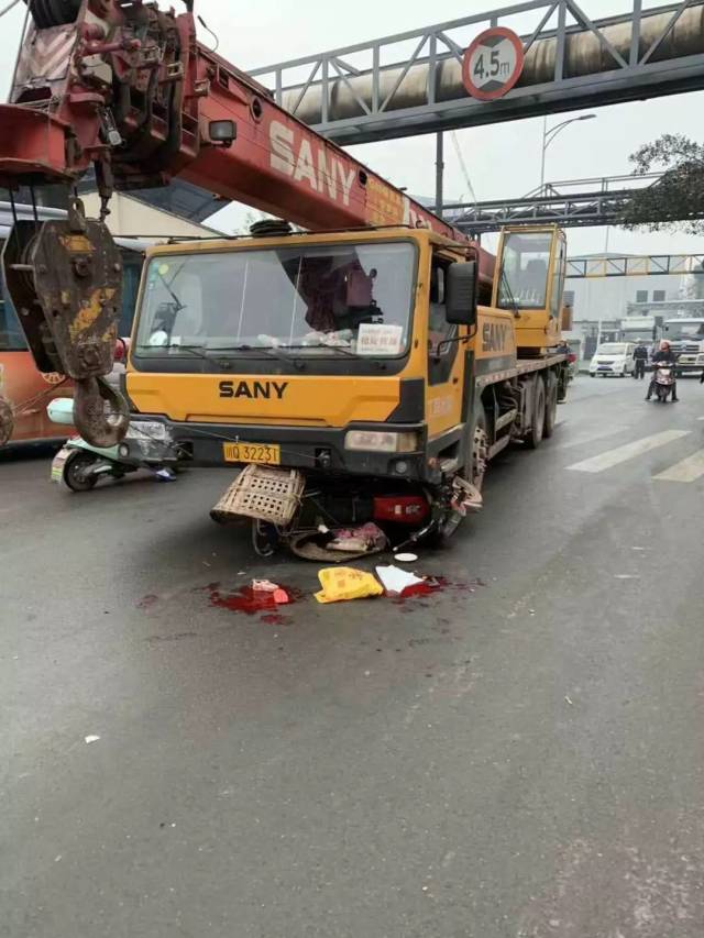 宜宾今早突发两起车祸,一小学生当场死亡!