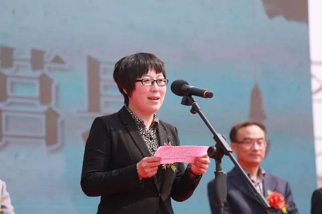 龙山桃花节上午下午夜晚花海书海人海精彩无极限