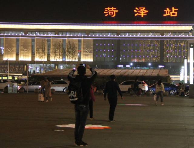 游客称赞菏泽火车站广场的灯光牡丹高大上很漂亮