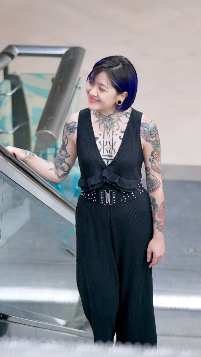 全身多处纹身的女人个性十足你敢撩吗