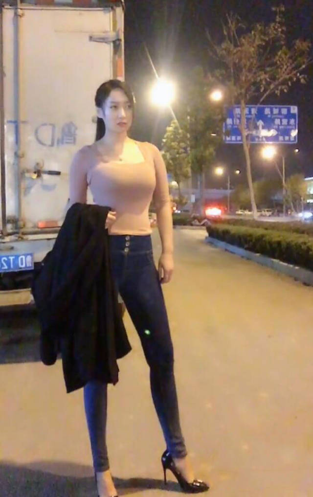 原创高个子的御姐美女出街,穿搭普通,依然散发迷人女人味!