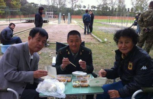 吴京晒父母来探班,一家三口同框吃饭,画面朴实接地气!