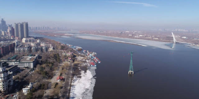 图为冰雪消融的松花江哈尔滨段主航道.吕品/摄