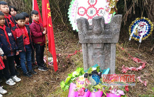 新邵县严塘寸石两镇多所学校开展清明祭奠李芬烈士活动