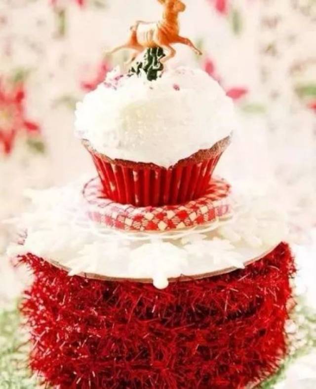 辣么大的蛋糕你们见过没,就是需要50个人围着才能绕圈圈的那种,悄咪咪