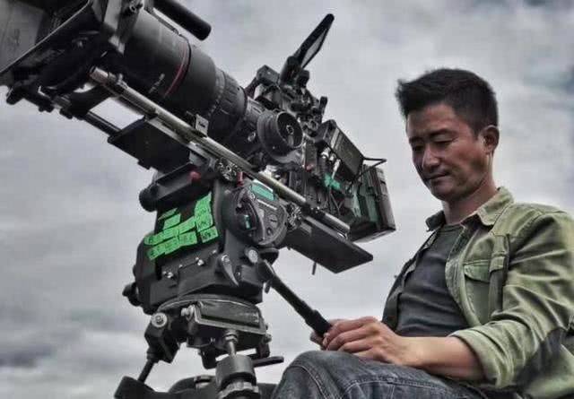 这部电影吴京亲自开口希望能超越战狼2,看到导演观众就放心了_手机