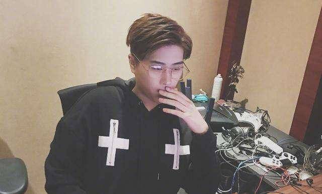 卢本伟,原本是一名职业选手,多年来为了梦想不停奋斗的小伙子,在2013