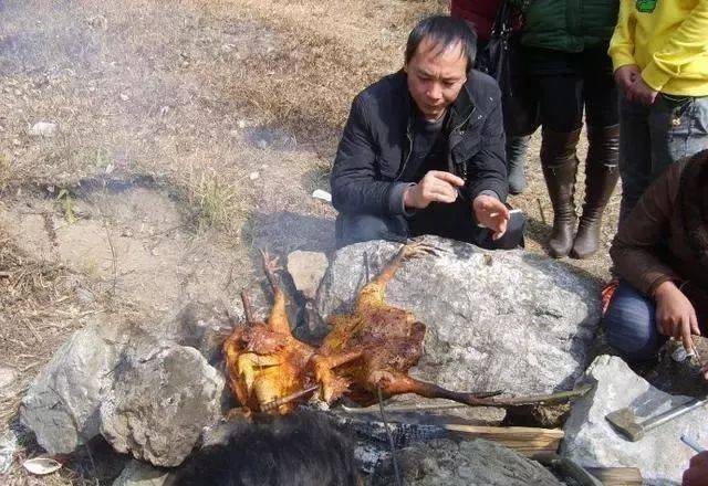 马传帅说:"如果追根究底,我们这道茶香烤鸡,是对 衢州民间烤鸡的一次