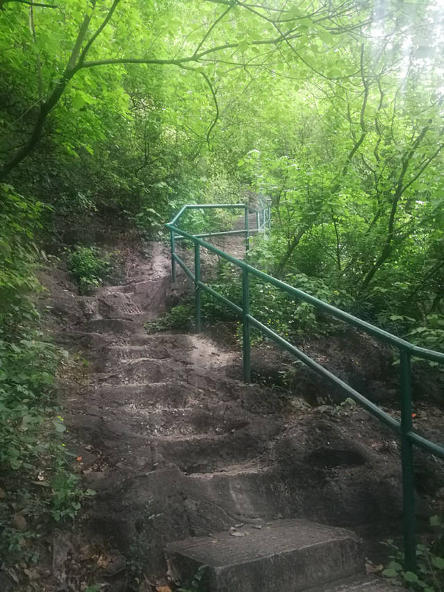 一條登山道,很多地方几乎沒有路,都是在岩石上人工開鑿出的很小的臺階